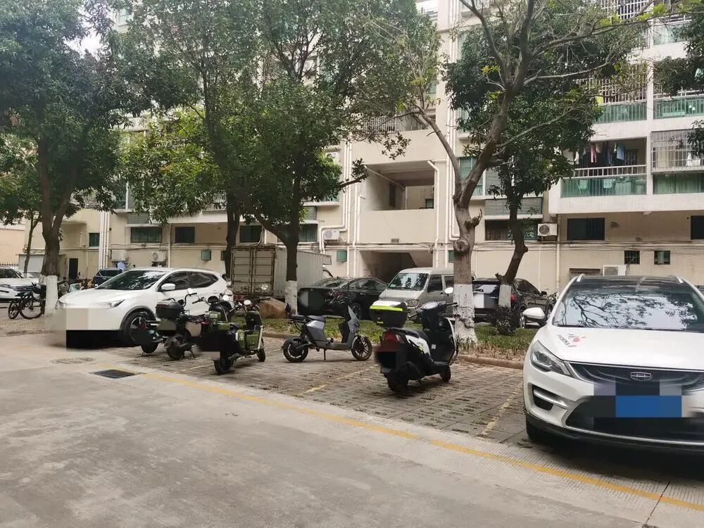 电动自行车占据车位现象