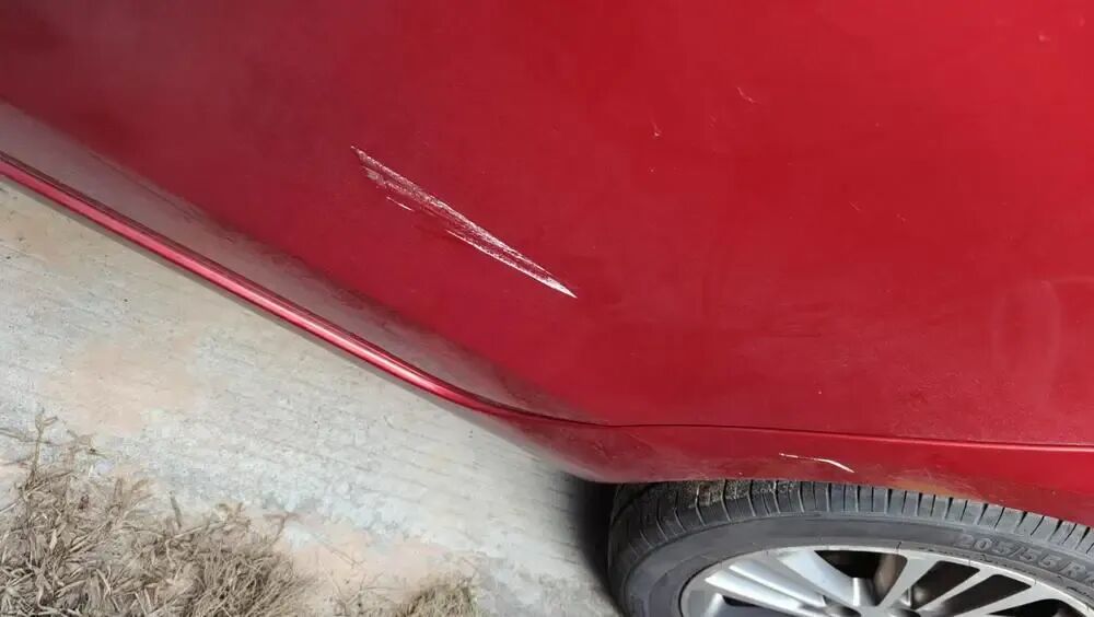 有车辆车身遭刮蹭