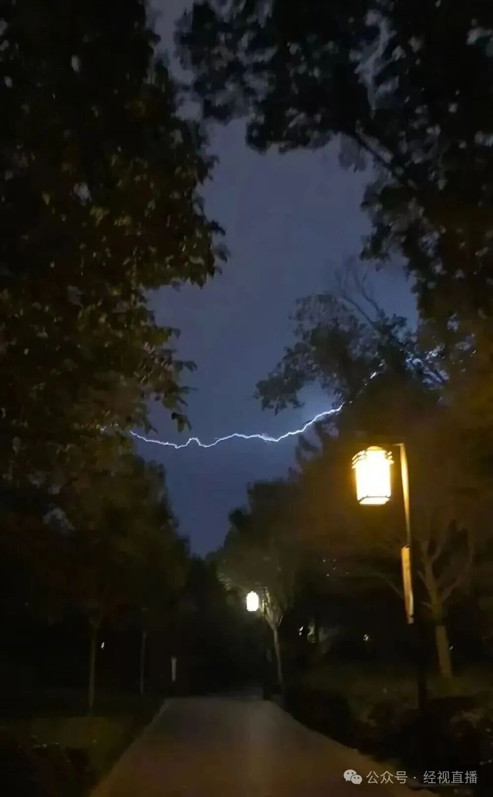 9月8日晚网友拍摄的太原雷暴。图源：山西日报