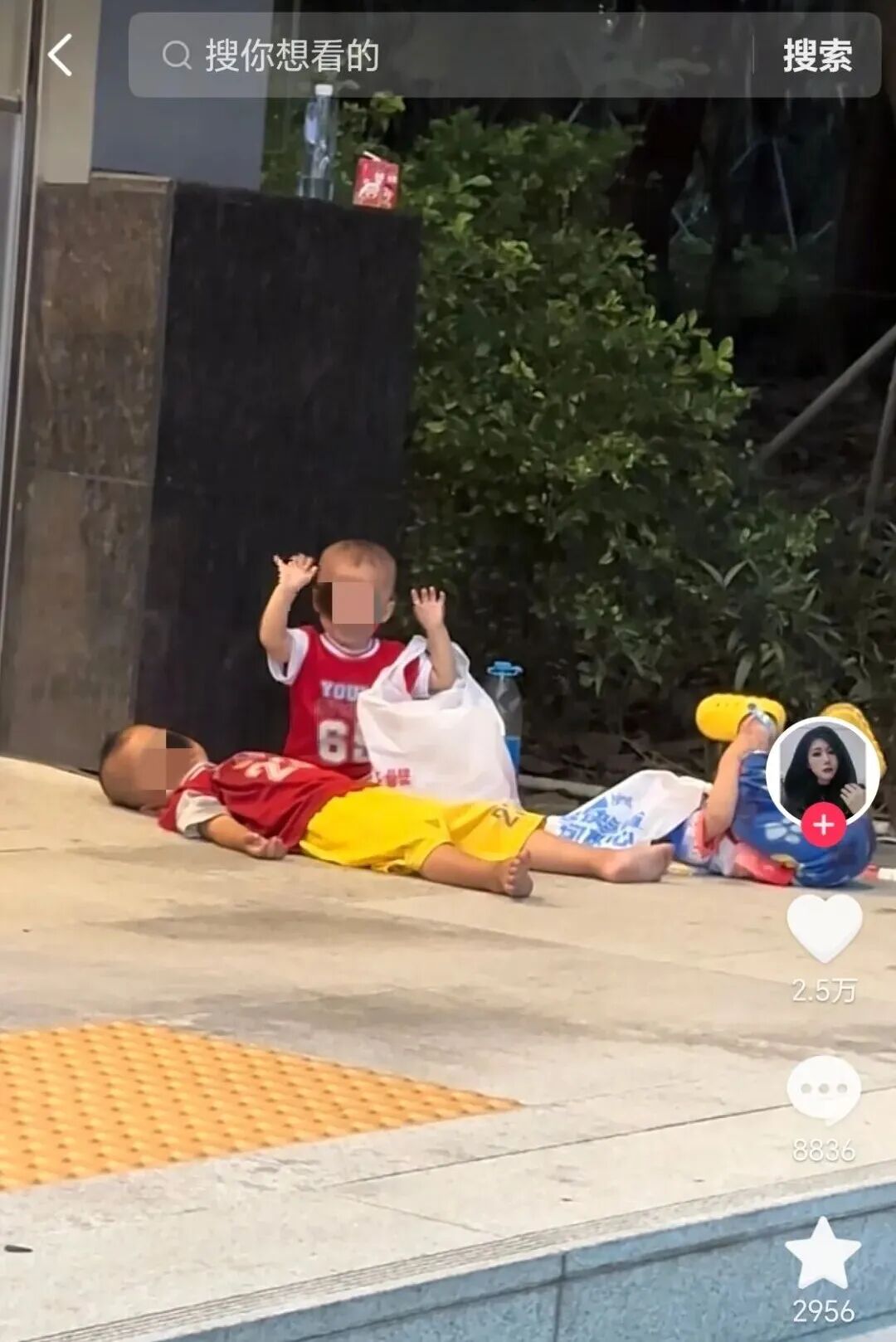地铁口无人看护孩童被父亲带回老家,地铁口“留守”三孩已被接回家，当地回应→
