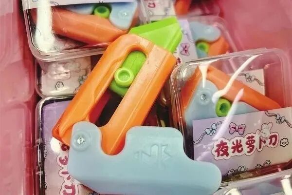 医疗器械店主要卖什么父母最担心的事！小学旁文具店竟卖这种小玩具！_https://www.jmylbn.com_新闻资讯_第7张