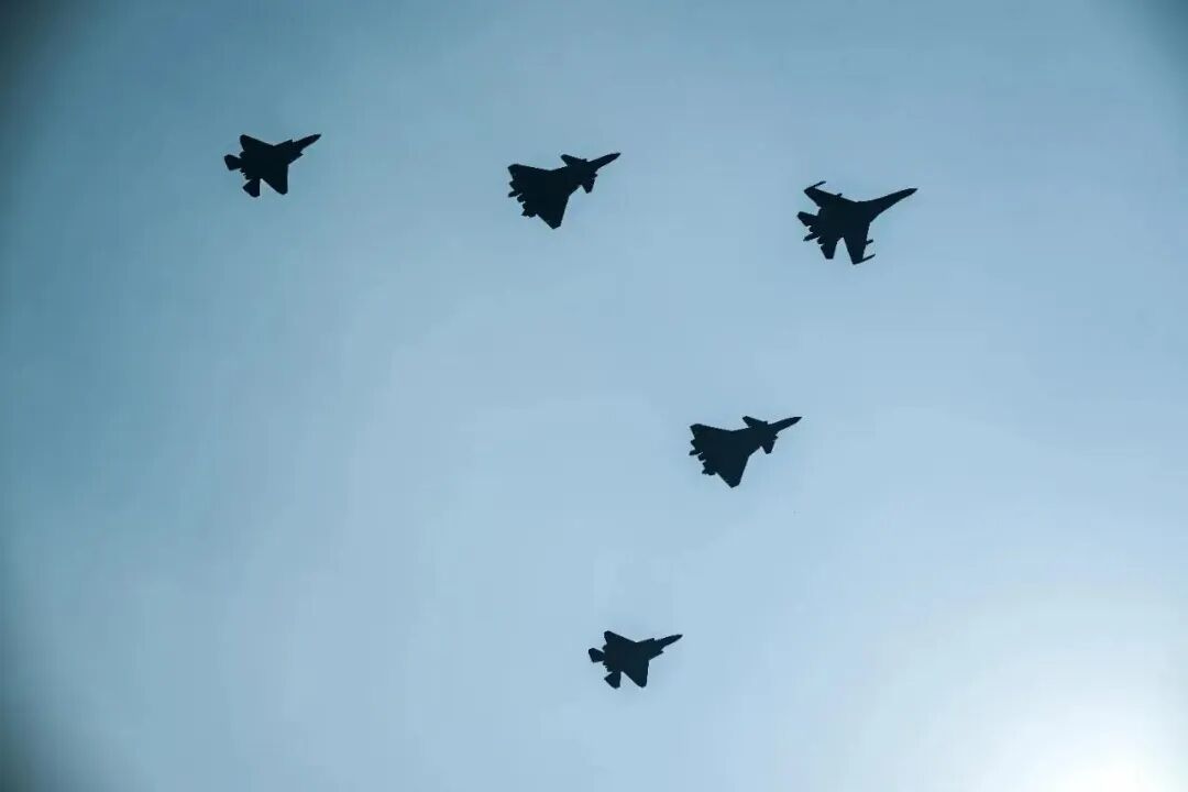 这是歼击机梯队接受检阅 新华社发