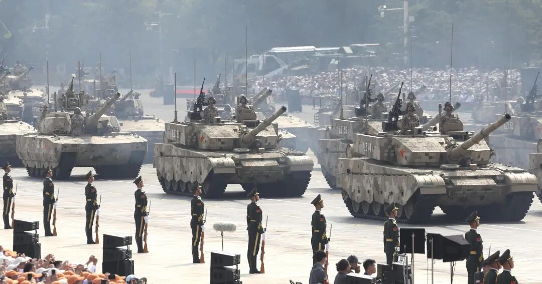 这是地面突击方队接受检阅 新华社发