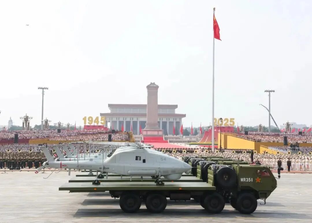 这是空中无人作战方队接受检阅 新华社发