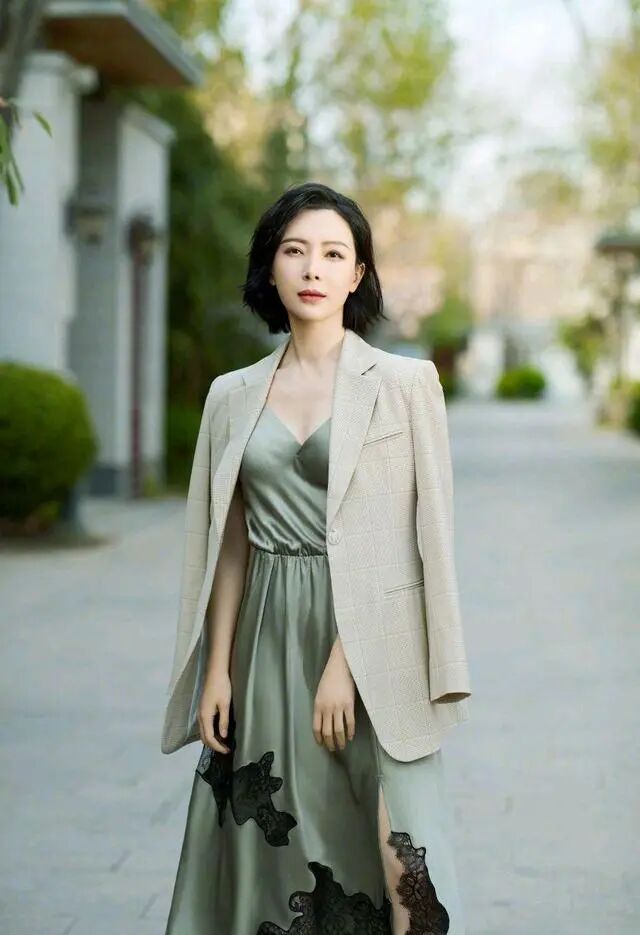 面对冬季保暖需求,陈数的大衣搭配更是凸显其品味与智慧.