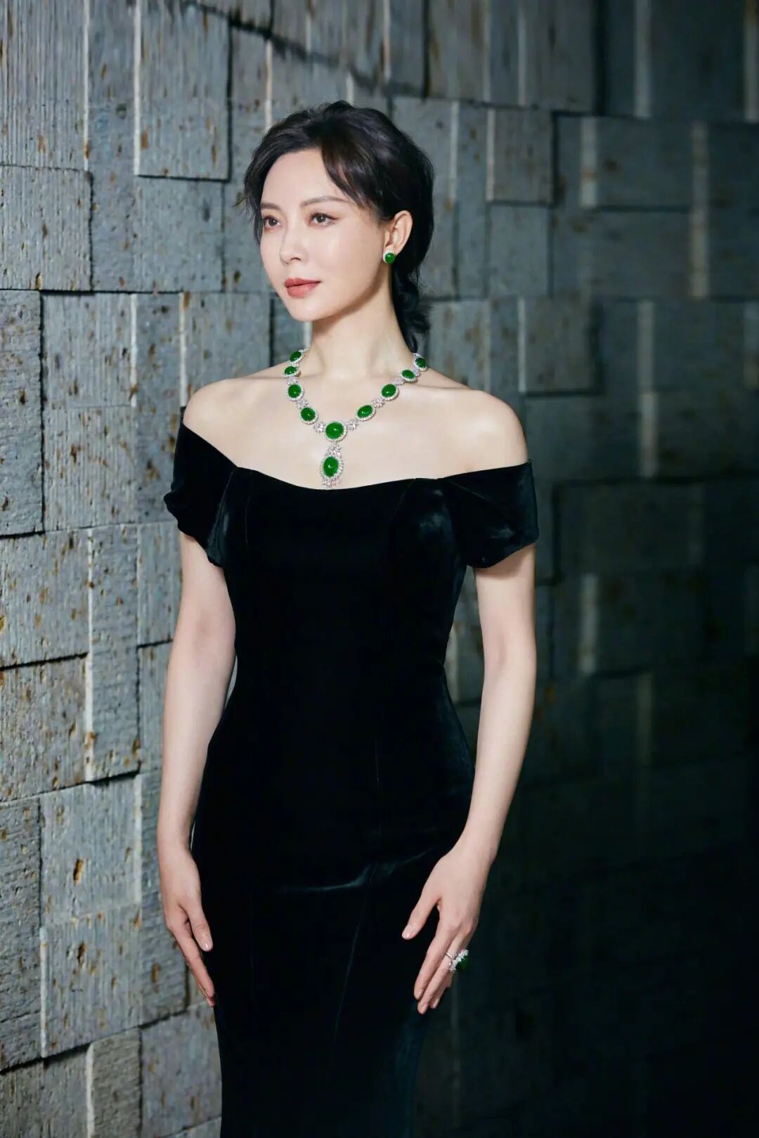 46岁陈数大秀事业线优雅又性感时尚品味超过年轻