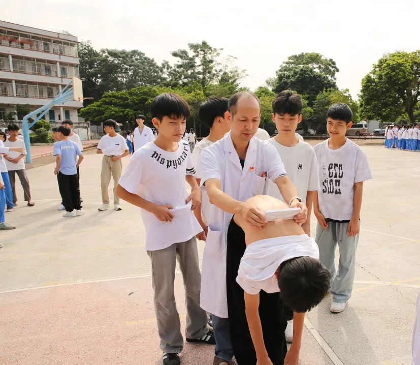 凌畅泉脊柱侧弯筛查.jpg