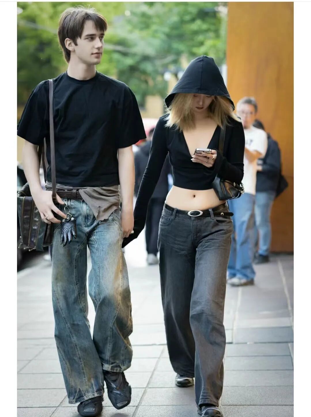 被上海街拍惊艳!满大街都是"低腰裤 短上衣",露小蛮腰好时髦