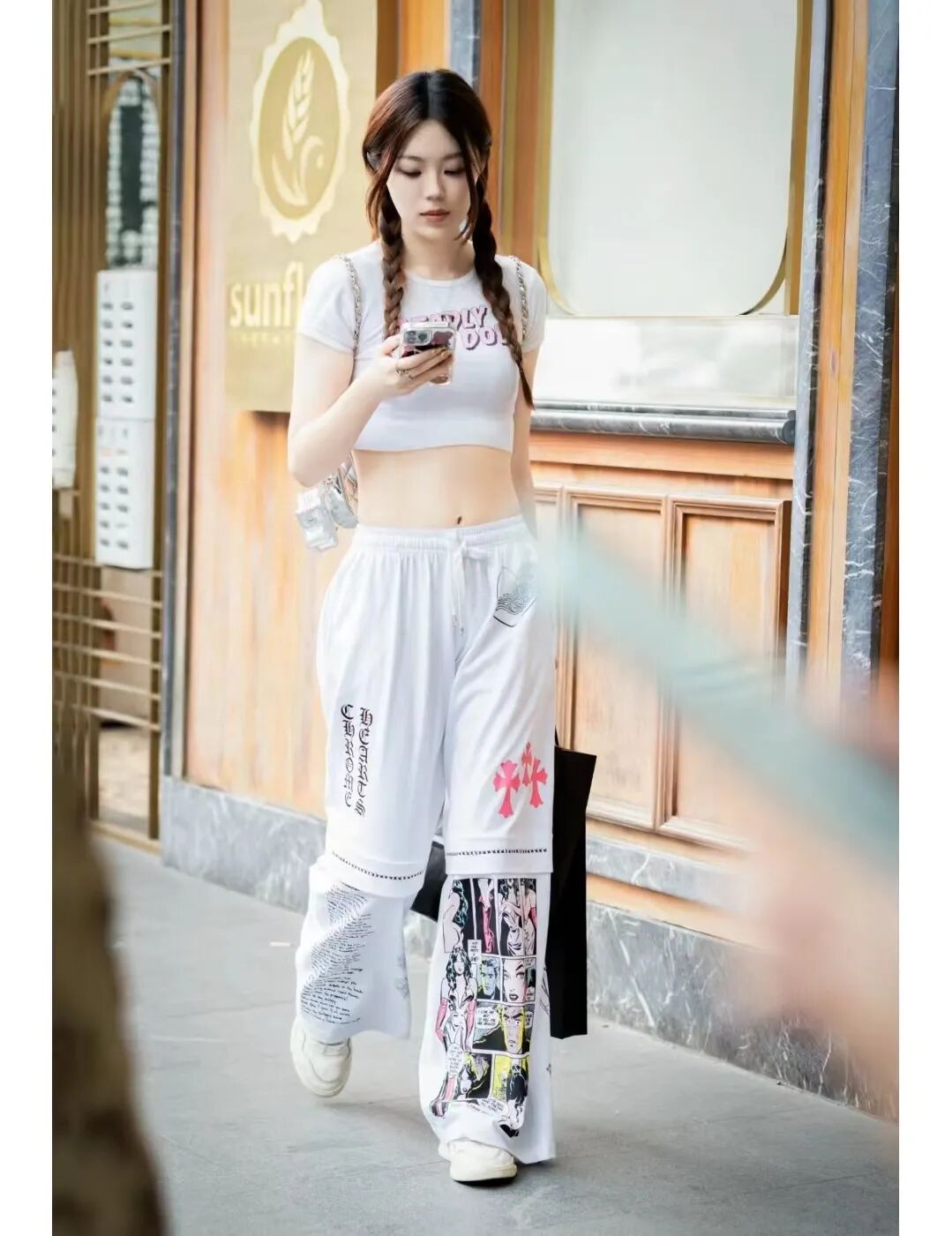 被上海街拍惊艳!满大街都是"低腰裤 短上衣",露小蛮腰好时髦