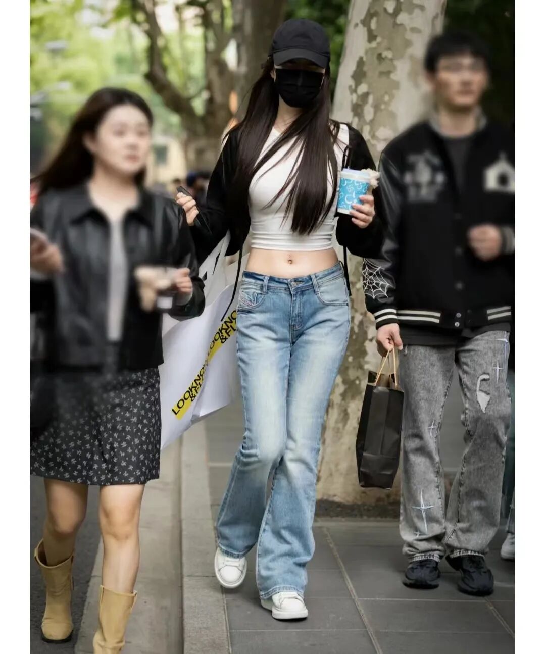 被上海街拍惊艳!满大街都是"低腰裤 短上衣",露小蛮腰好时髦