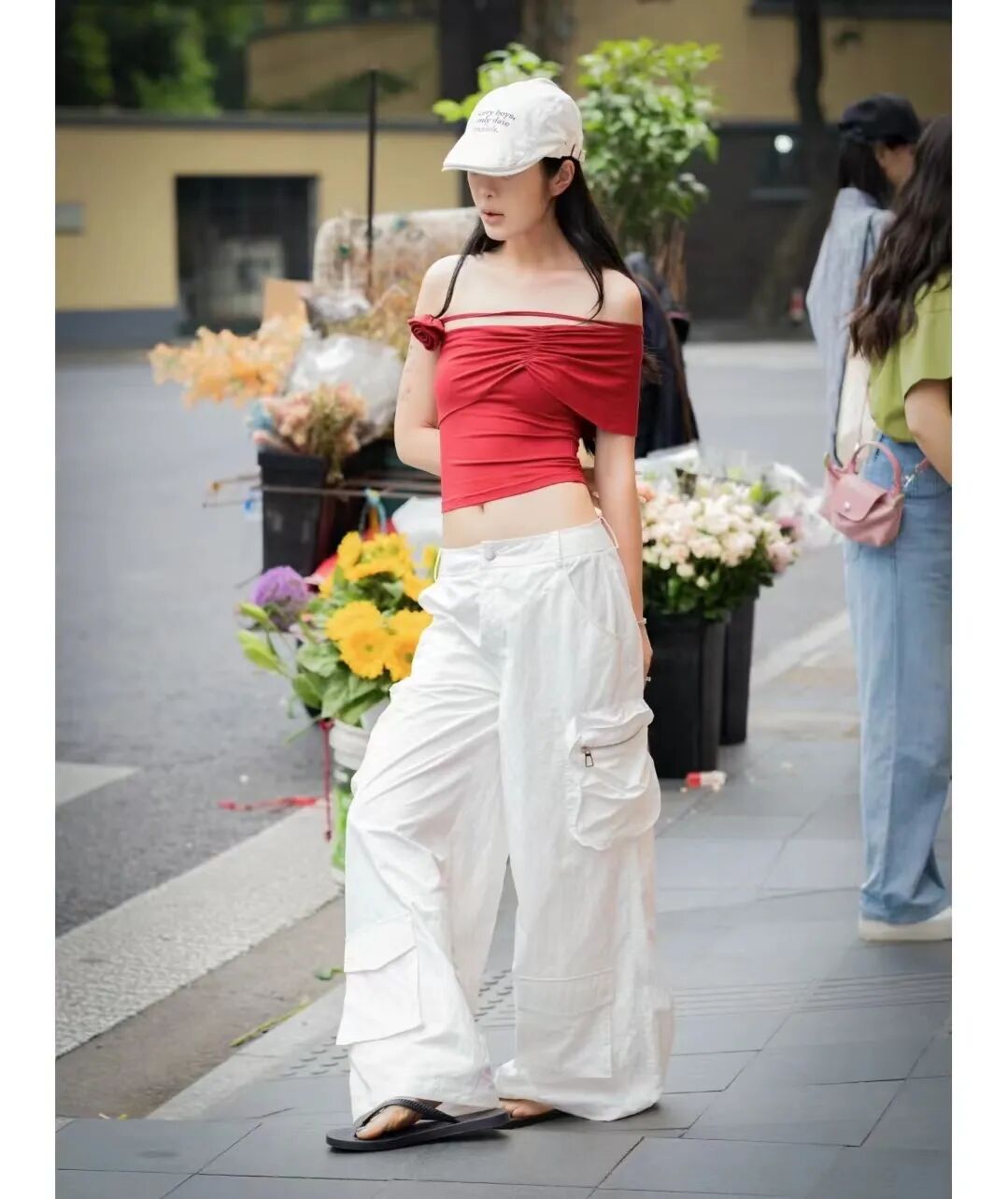 被上海街拍惊艳!满大街都是"低腰裤 短上衣",露小蛮腰好时髦