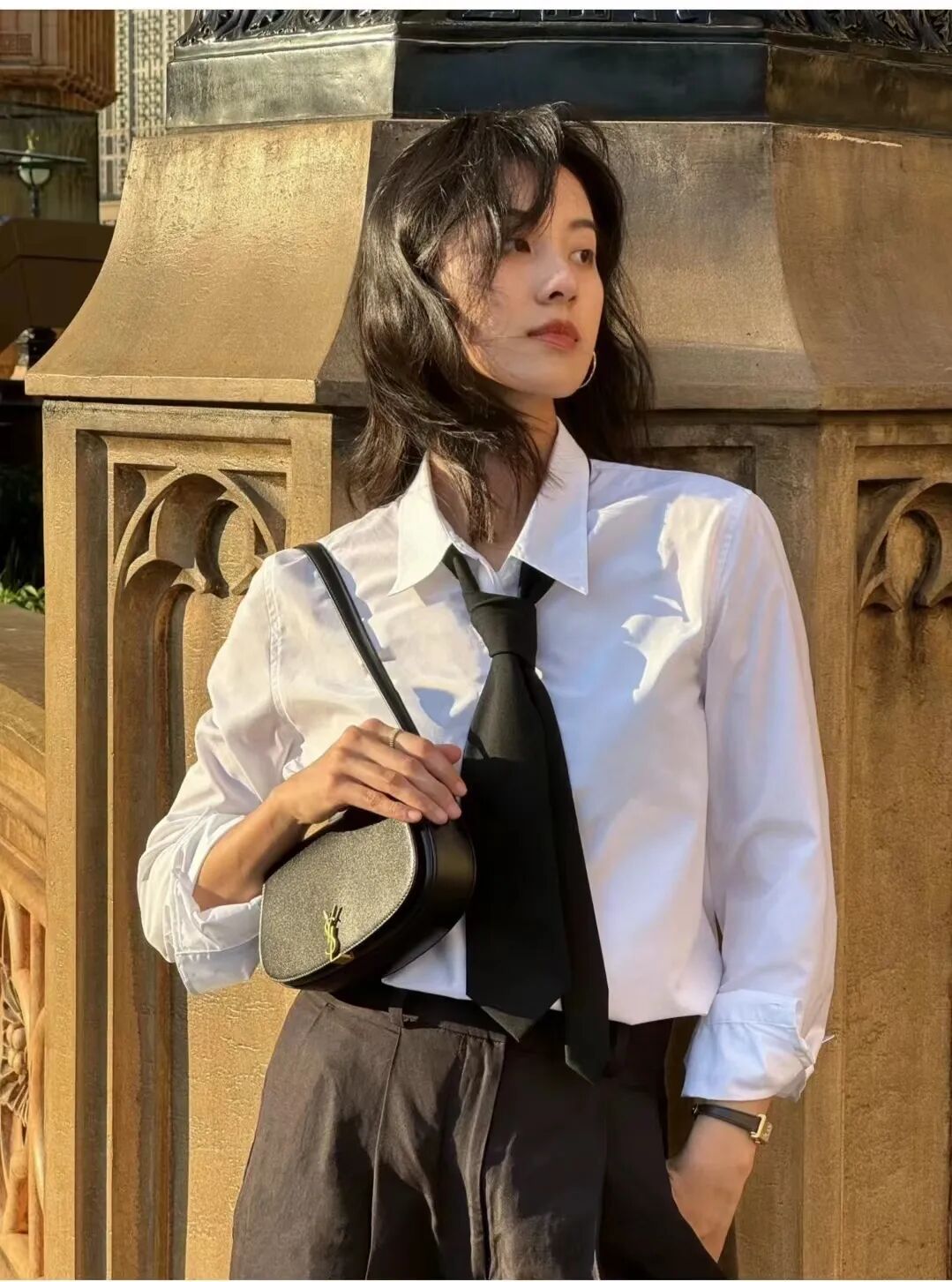 被上海女生惊艳了!普通白衬衫穿出时髦高级感,简单大方还气质