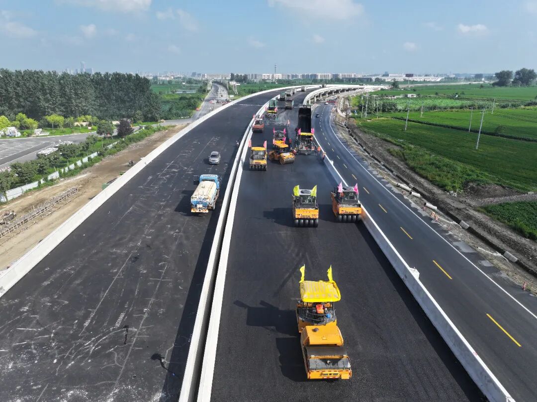 向南沿204国道途经沟墩镇区,草堰口社区,与233省道交叉后,在上冈镇北