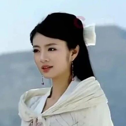 安以轩淡出演艺圈独自带娃,好友透露其近况;此前她被拍到与友人聚餐略显憔悴,反复调整帽子避免被认出