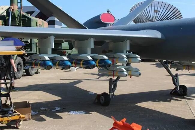 都是飛在天上的無人機，民用為何做不了軍用？的圖4