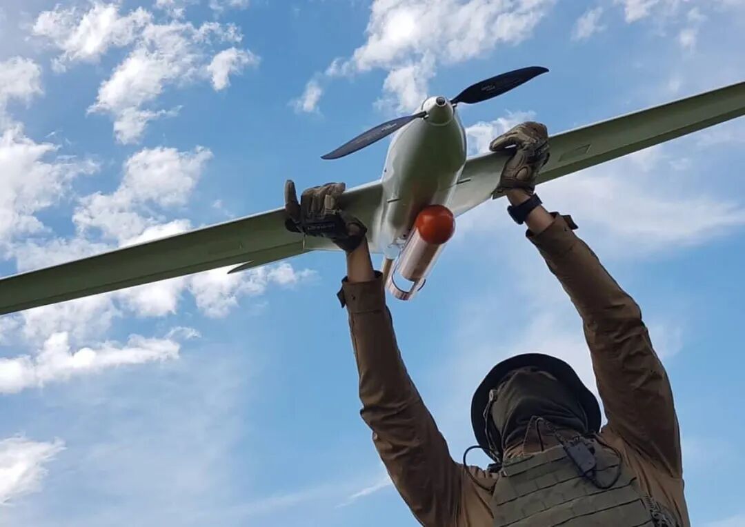 都是飛在天上的無人機，民用為何做不了軍用？的圖1