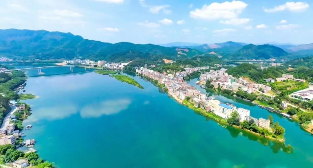 志愿红守护生态绿马江镇船舶巡河志愿服务队亮相桂江