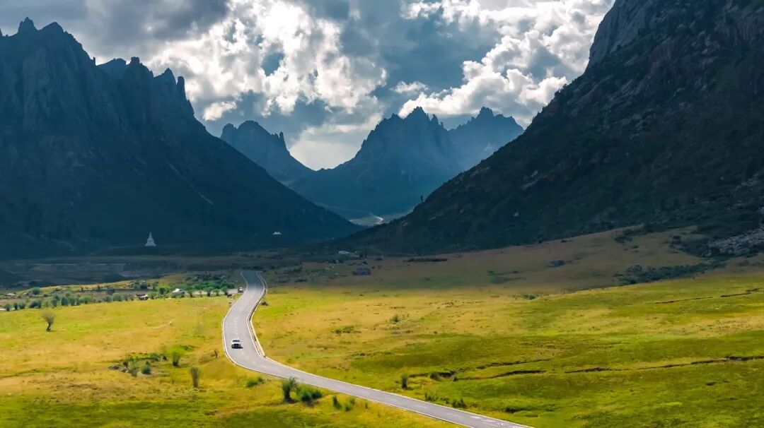 中国秋景0差评的小县城，不输九寨，红叶林是北京香山的180倍，浓缩了整个川西的精华，美疯！