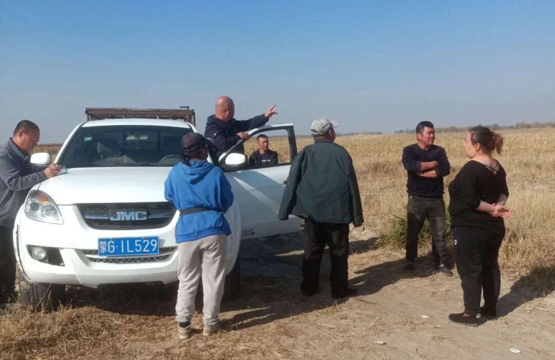 架玛吐镇综合行政执法局组织工作人员到各嘎查村开展禁牧政策宣传