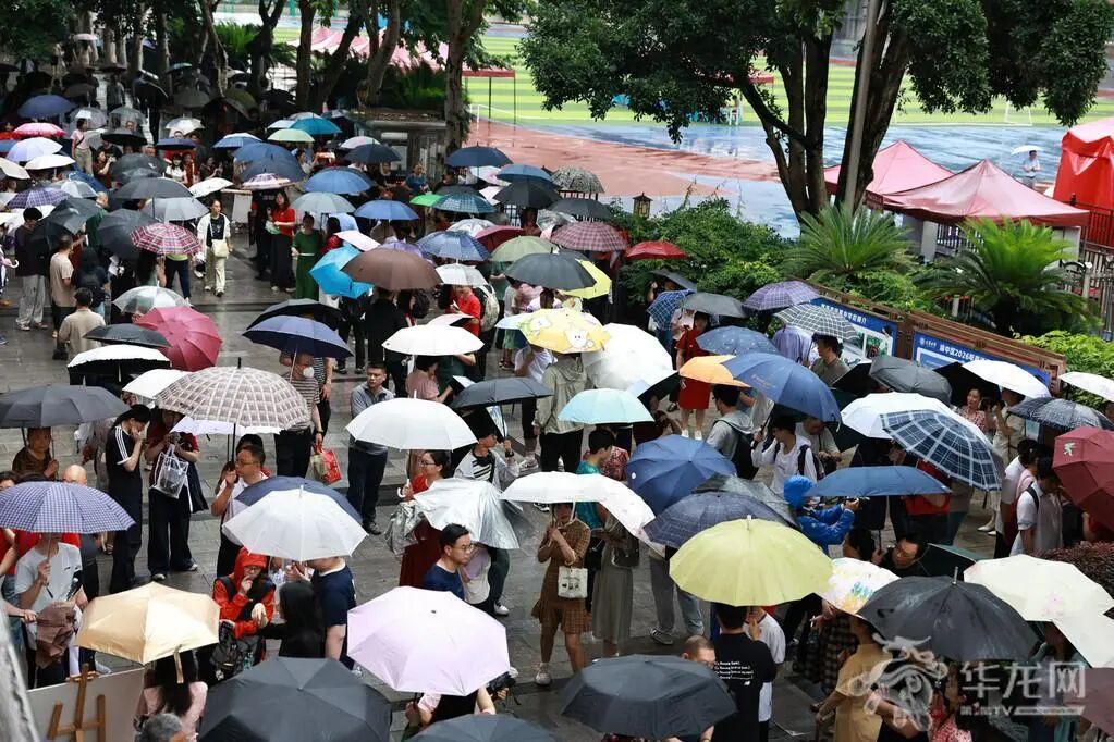 13——巴蜀中学考点外，考生门撑伞进入考场。