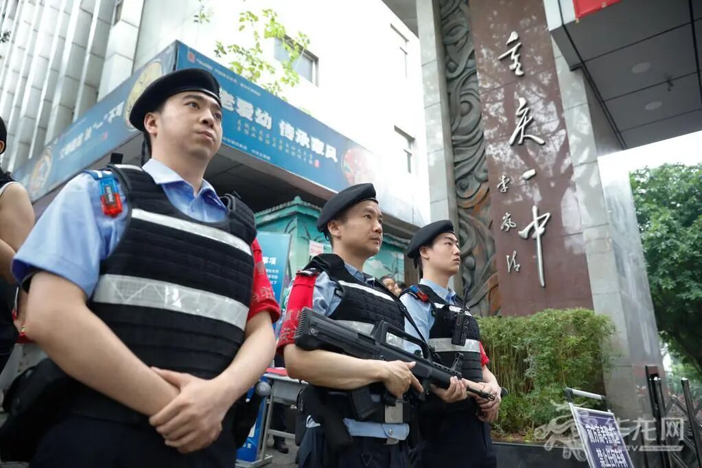 14——特警在重庆一中考点外执勤。