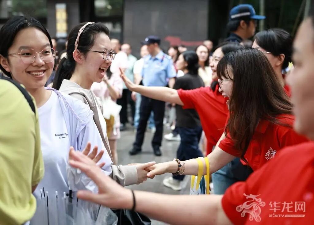 17——渝中区巴蜀中学考点，老师们为考生们加油鼓劲。