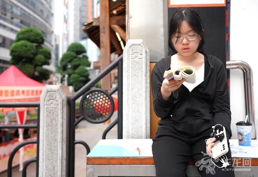 02——第二十九中考点，考点外考生正在加紧复习。