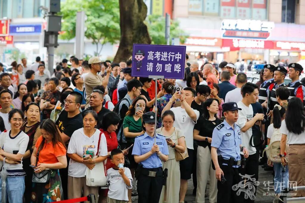 19——沙坪坝区重庆一中考点，考生家长们在考点外守候。