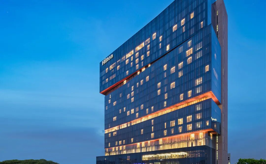 广州天河希尔顿酒店位于市中心商务区的核心地段，距广州火车东站交通枢纽仅一步之遥，步行仅需10分钟可达