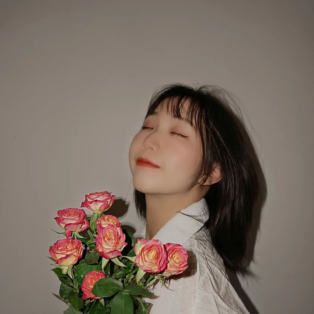 森系女生捧花遮脸头像_捧花头像图片唯美图片_捧花女孩后背唯美