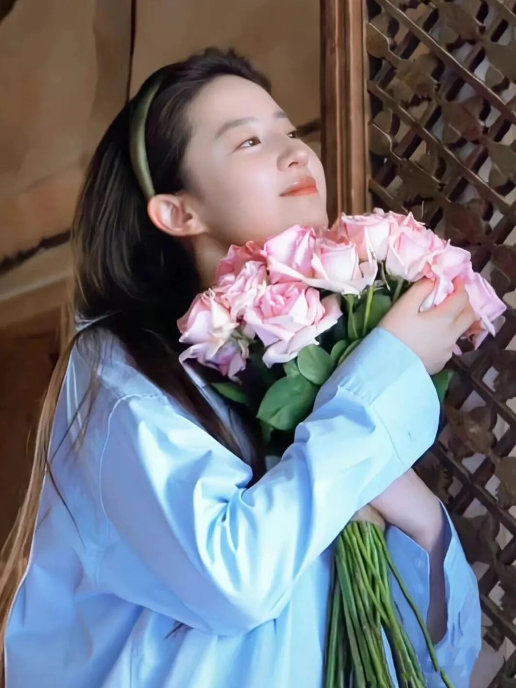 捧花女孩后背唯美_捧花头像图片唯美图片_森系女生捧花遮脸头像