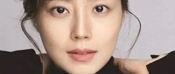 文彩元被批“老来疯”!脚踩男星惹全网怒骂,网友:女神堕落了?