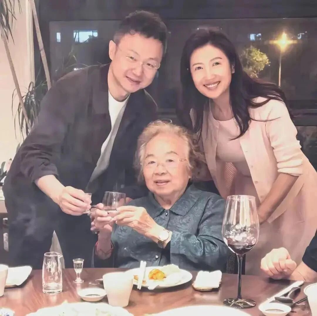 47岁徐春妮携父母陪老公回山西老家探亲,刚强母亲现身母子俩很像