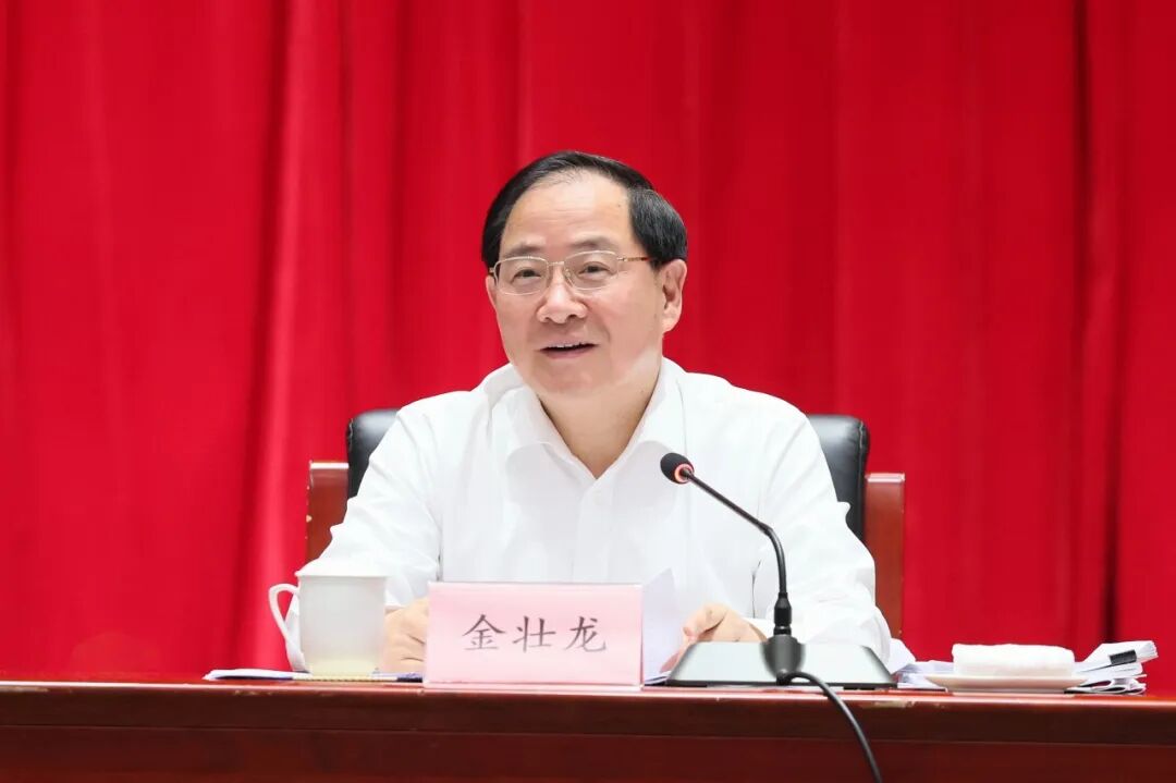 工业和信息化部党组书记、部长金壮龙出席会议并讲话