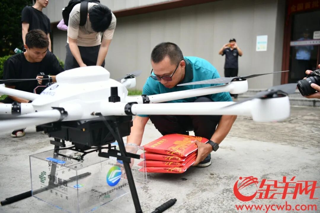 工作人员放置录取通知书