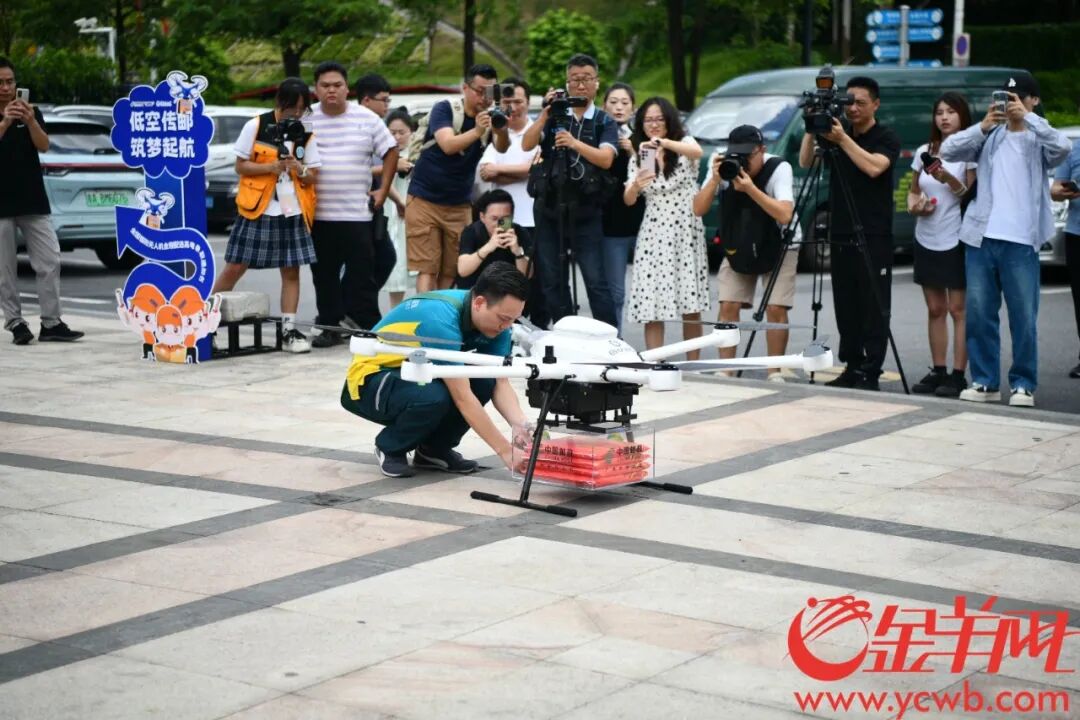 工作人员取录取通知书