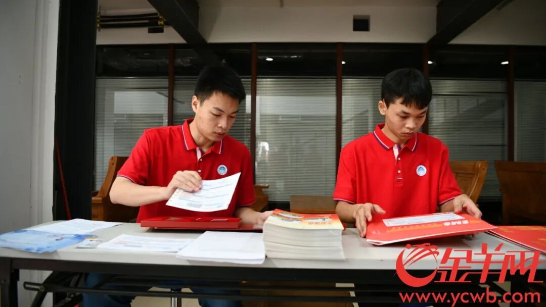 工作人员装放录取通知书 