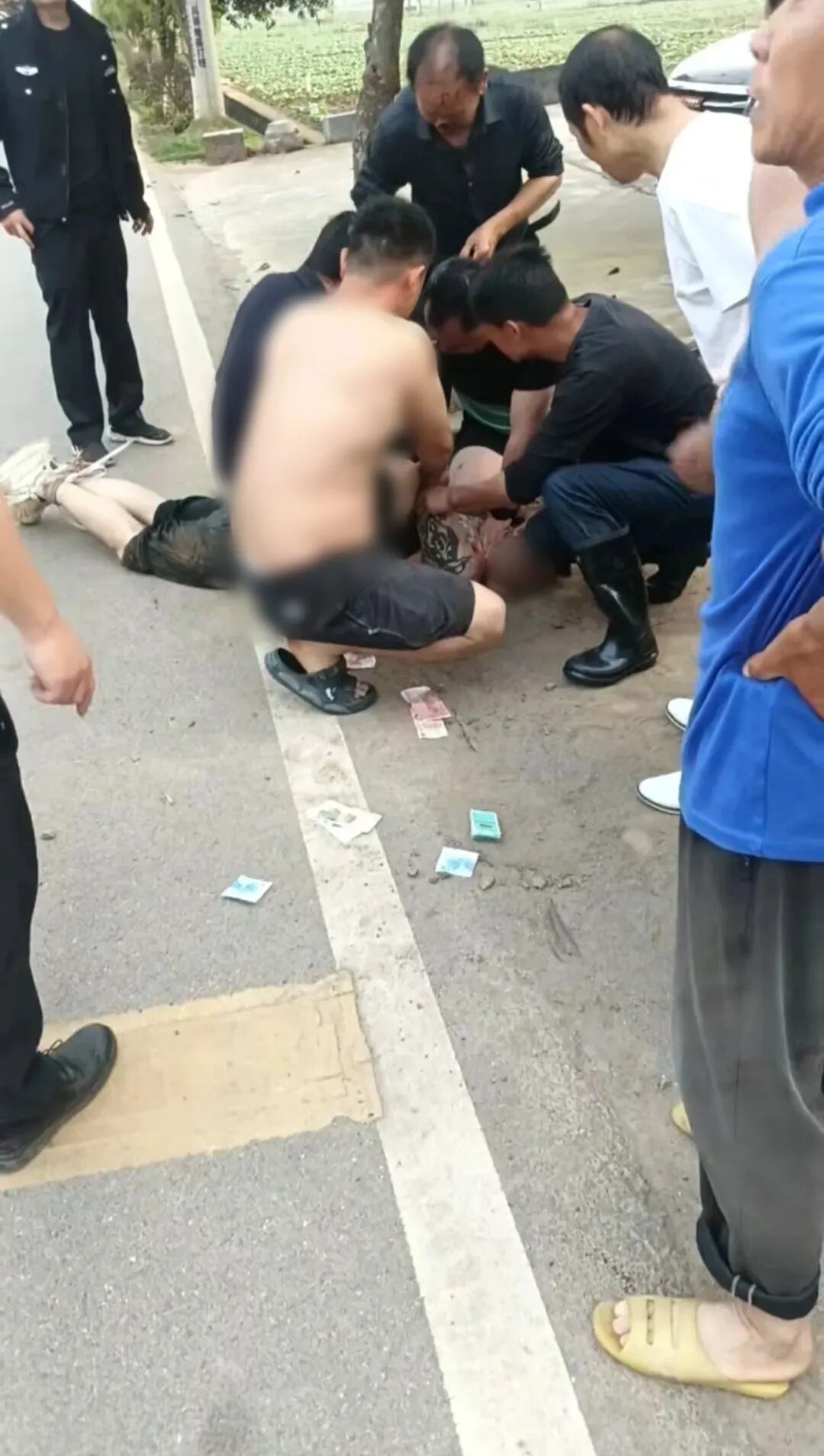 △大家制服行凶男子，身着黑衣站立者为曾凡林。