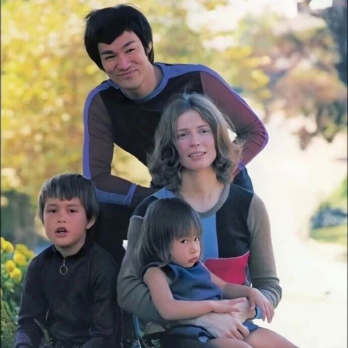 李小龙遗孀琳达近况曝光,81岁身体硬朗,与女儿定居西雅图