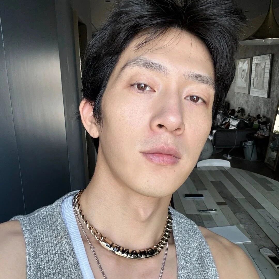井柏然晒宅家素颜照,自称“中年男子”:一直在看剧本,在家比剧组还忙