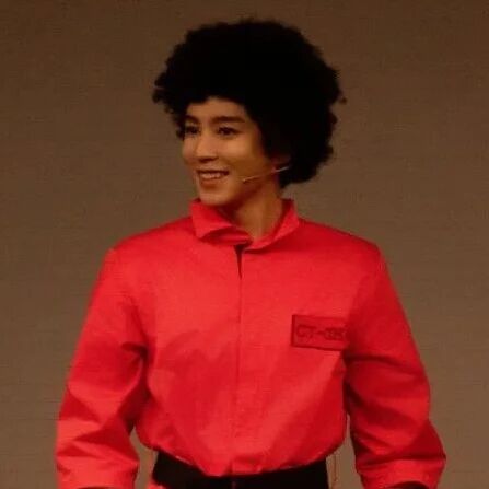 佟丽娅现身王俊凯话剧首演!盛赞沉浸式剧情,小凯爆炸头造型引网友催全国巡演,谢幕时向观众6次鞠躬