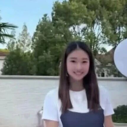 马伊琍女儿文君竹晒17岁庆生照,并配文:感恩一切,孙坚也送上祝福,等我回去给你补过