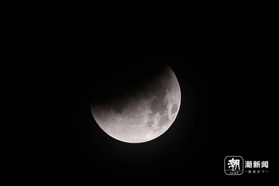 钱塘江现震撼月亮潮