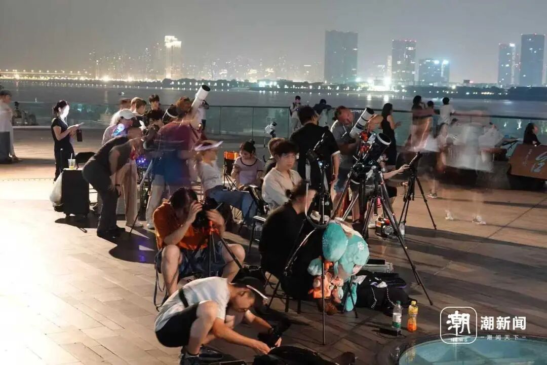 钱塘江现震撼月亮潮