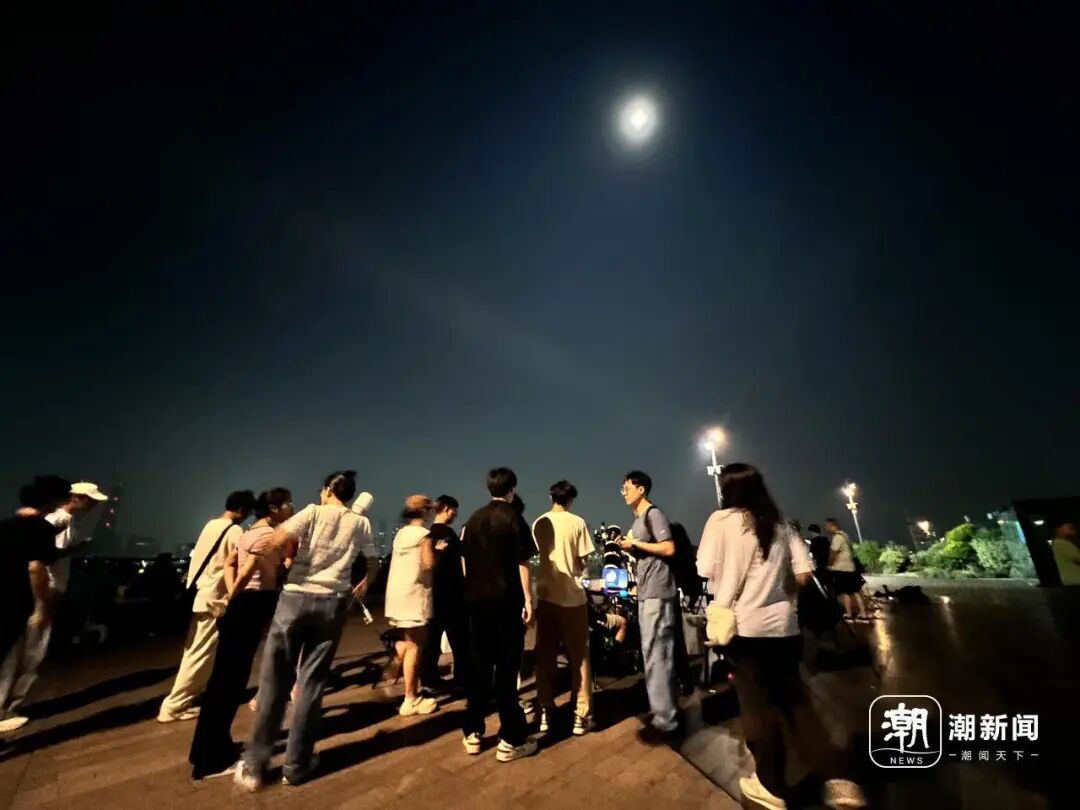 钱塘江现震撼月亮潮