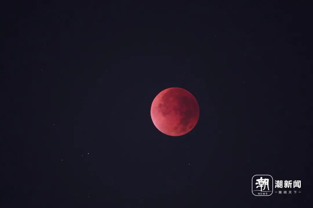 钱塘江现震撼月亮潮
