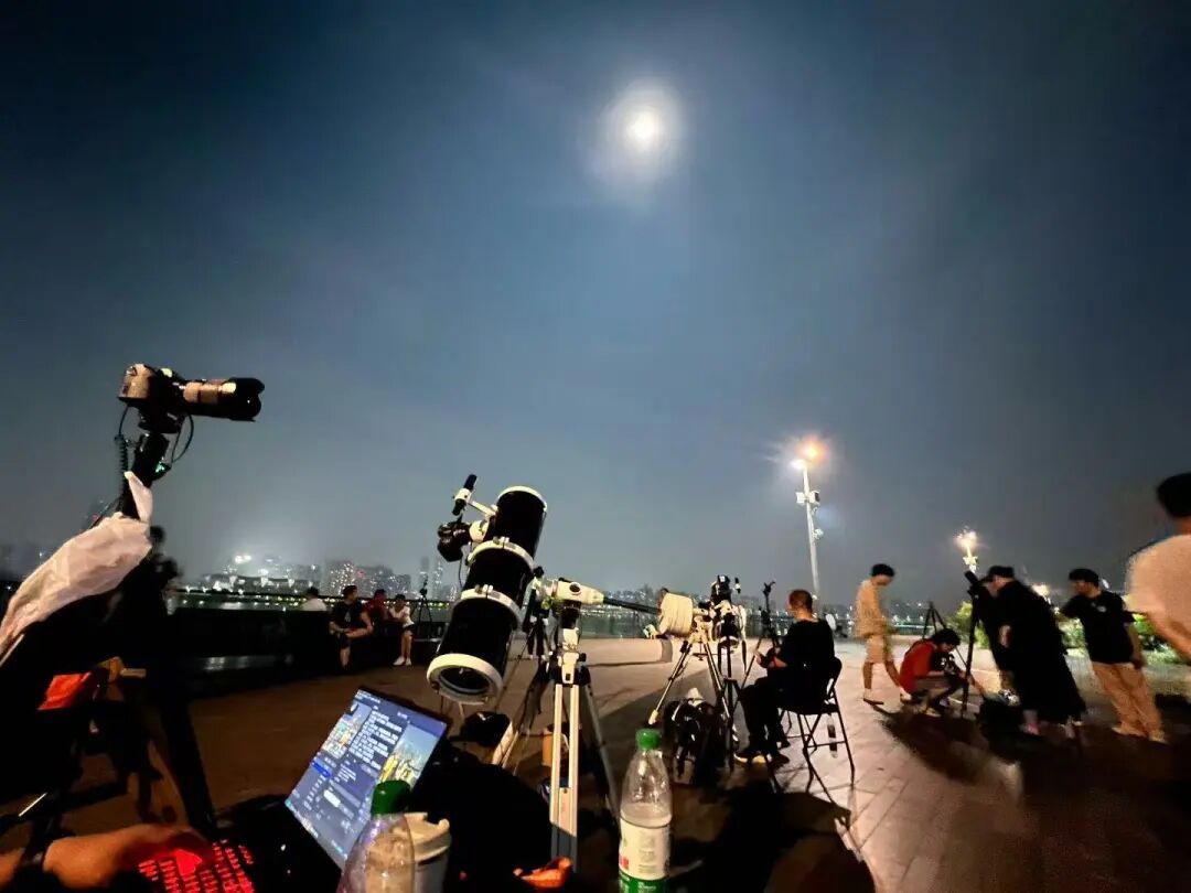 钱塘江现震撼月亮潮