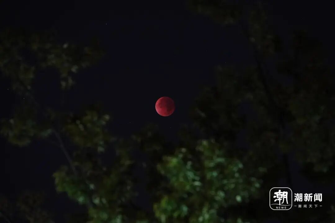 钱塘江现震撼月亮潮