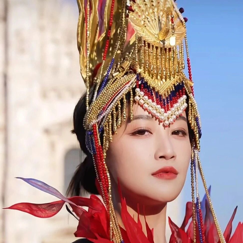 蓝盈莹身着畲族华服亮相米兰,头顶凤凰冠气场全开!仿佛“行走的东方名画”