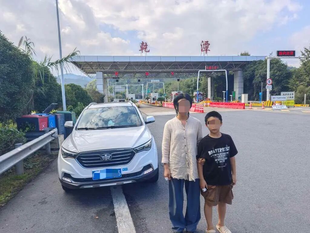 小男孩被批评后推自行车“净身出户”